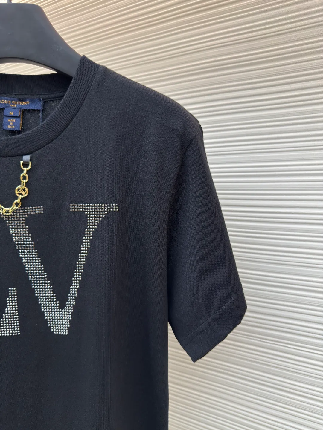LOUIS VUITTON Hot Diamond Logo Short Sleeves [Women's Clothing] ●Item No.: 1680359-A15 ●Material: Knitted rib fabric ●Technology: Hot Diamond Production ●Version: Fitted version ●Weight: about 205 grams ●Size: Brilliant rhinestones frame the large LV letters, and LV chains illuminate the crew neck. The overall wiring is straight and delicate, the fabric is comfortable and soft, and the color is consistent without color difference. It can be matched with the same style to create a fashionable look and control various occasions. Customized accessories, complete with three standards, same style for men and women!